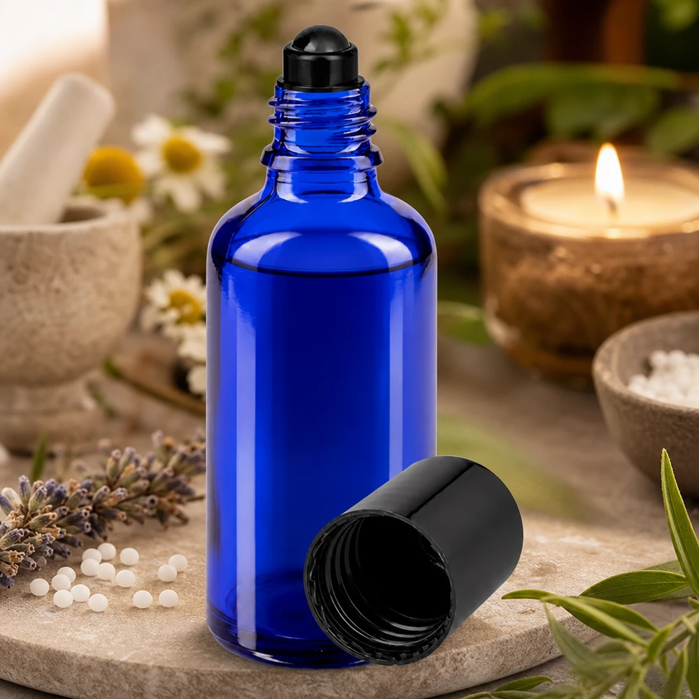 Flacone roll-on da 50 ml in vetro con protezione UV, di colore blu cobalto, con applicatore a sfera nero aperto