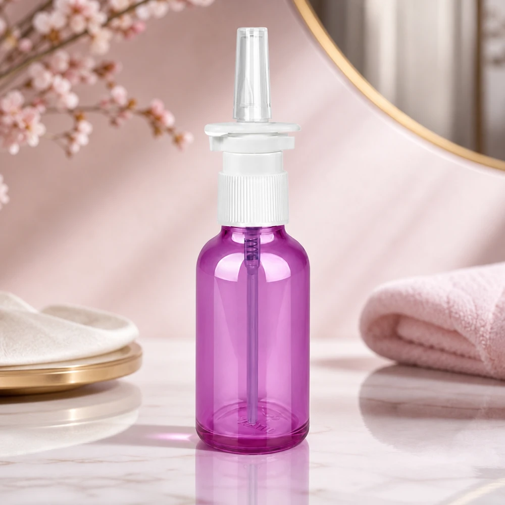 Flacone spray ergonomico da 30 ml per la cura del naso con un dosaggio ottimale in un'elegante finitura viola