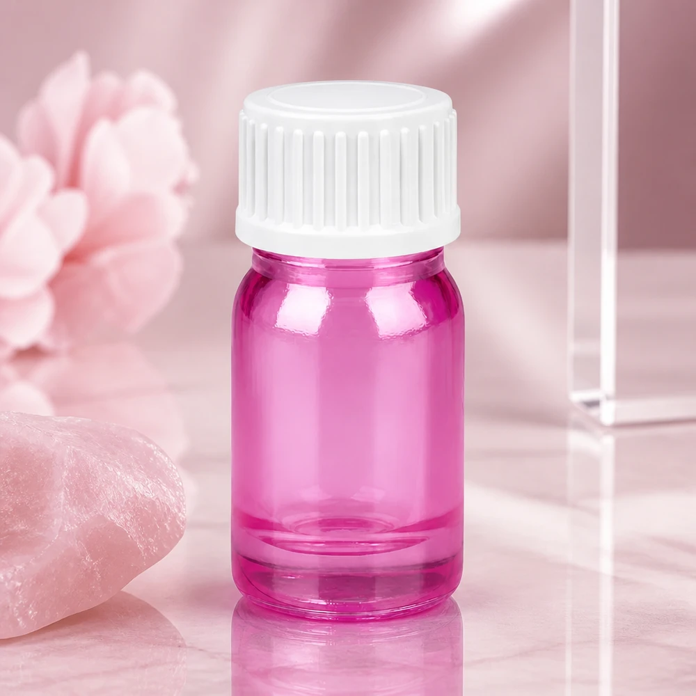 Elegante flacone in vetro rosa da 5 ml con tappo bianco, ideale per oli profumati ed essenze miscelati a mano.