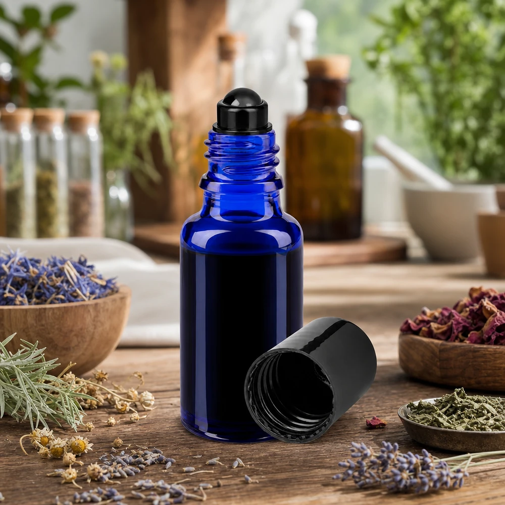 Flacone roll-on ApoGlas blu da 20 ml con applicatore a sfera nero e decorazione a tema erbe aromatiche