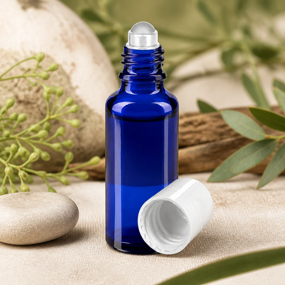 Flacone in vetro da farmacia blu da 30 ml con roll-on in acciaio inossidabile e tappo a vite bianco su base in pietra naturale