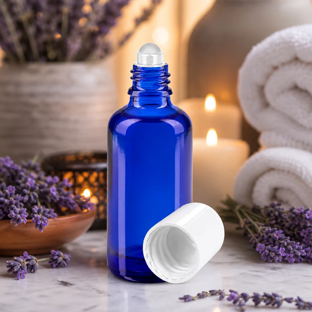 Flacone roll-on da 50 ml color blu cobalto con sfera trasparente in acciaio inossidabile e tappo a vite bianco in vetro da farmacia