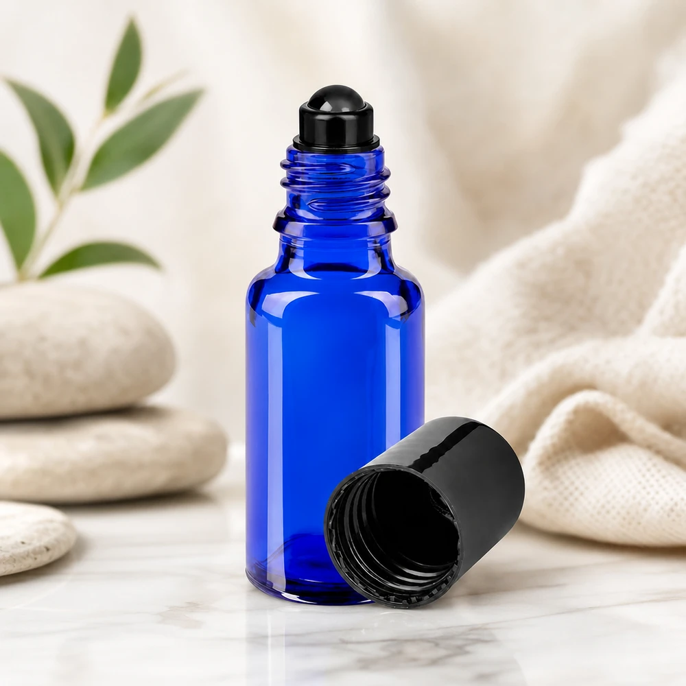 Flacone roll-on in vetro da farmacia blu da 20 ml, modello STD, con applicatore a sfera nero, aperto
