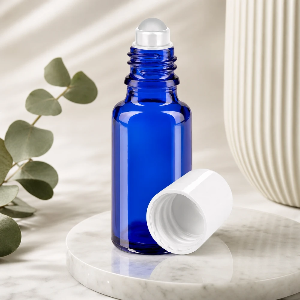 Flacone per deodorante stick in vetro blu 20 ml, roll-on vuoto Flacone roll-on blu da 20 ml in vetro da farmacia con tappo bianco rimosso su fondo marmorizzato