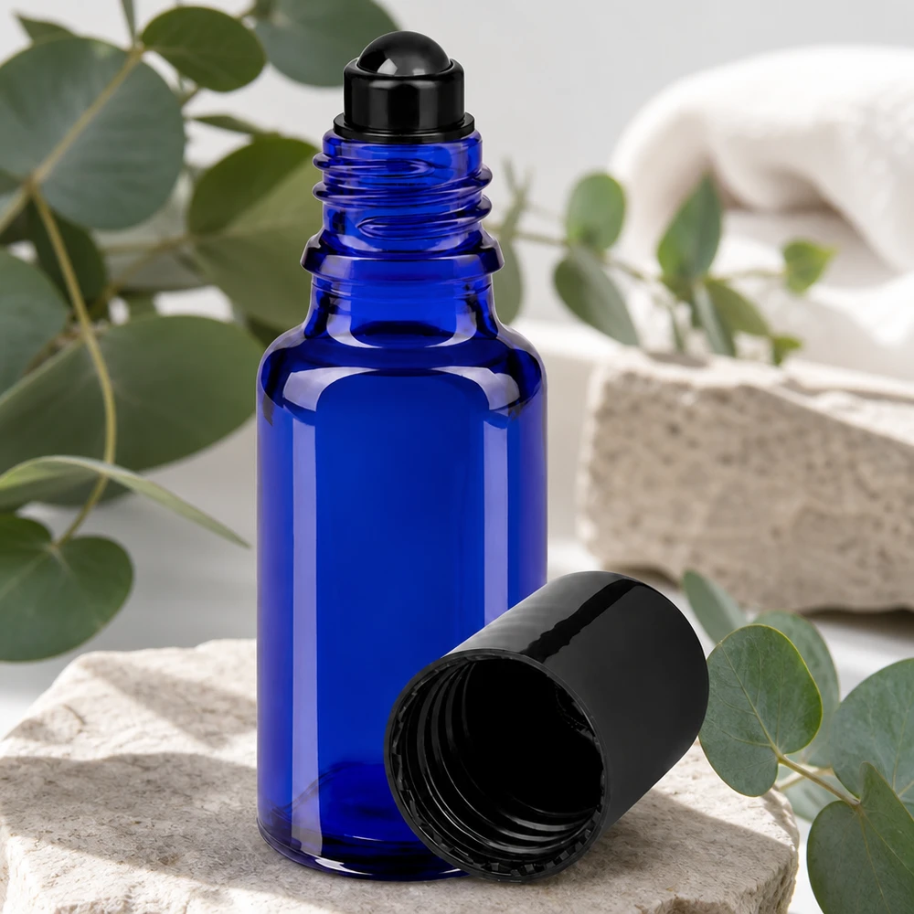 Flacone roll-on in vetro da farmacia blu da 20 ml con applicatore a sfera nero e tappo aperto