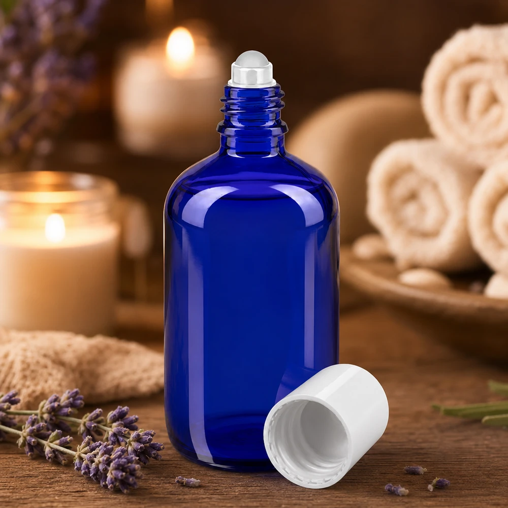 Flacone per deodorante stick in vetro blu 100 ml, roll-on vuoto Flacone roll-on in vetro da farmacia blu da 100 ml con tappo bianco su uno sfondo rilassante da spa
