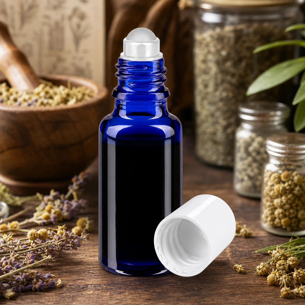 Flacone roll-on in vetro da farmacia blu da 20 ml con tappo a vite bianco, tra la lavanda e le erbe aromatiche