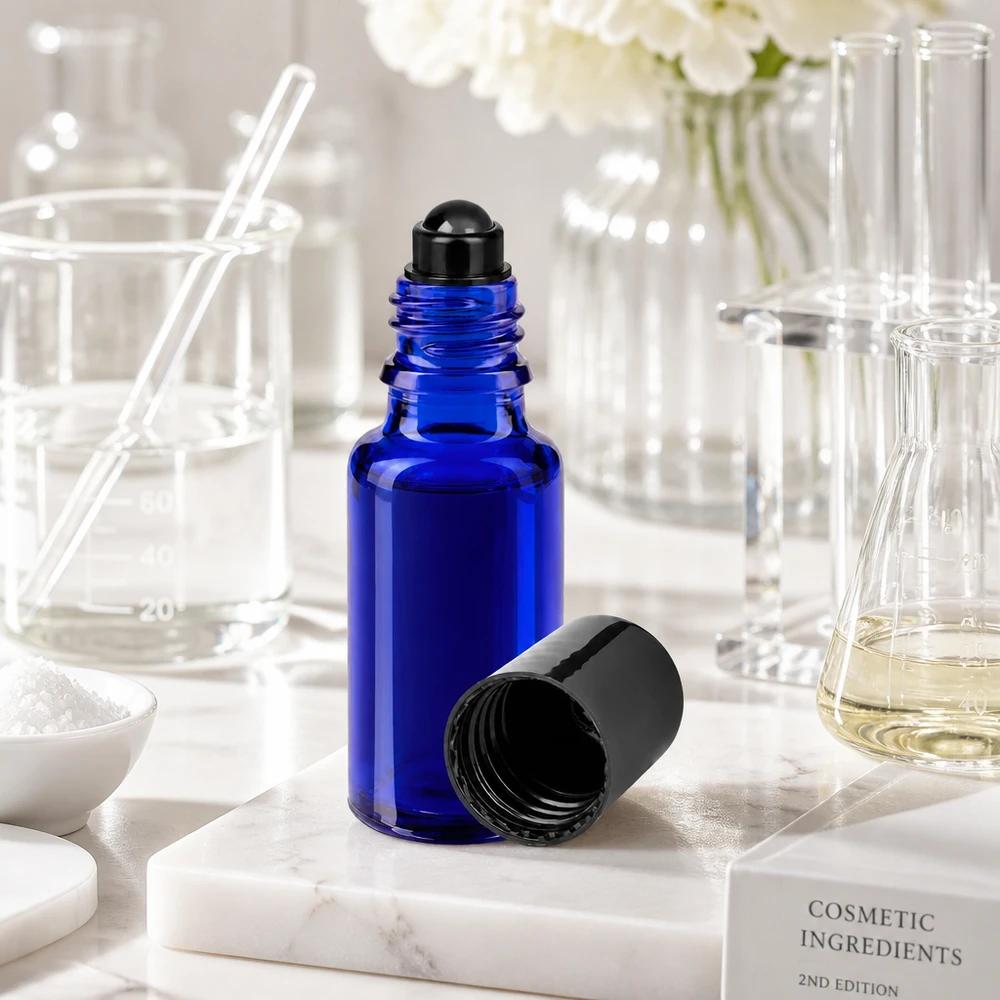 Flacone per deodorante stick in vetro blu 20 ml, roll-on vuoto Flacone roll-on da 20 ml aperto, di colore blu con tappo nero, su una base in marmo