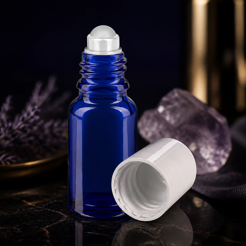 Flacone per deodorante stick in vetro blu 10 ml, roll-on vuoto Flacone di vetro da 10 ml blu cobalto con tappo a vite bianco e sfera rotante trasparente su sfondo nero