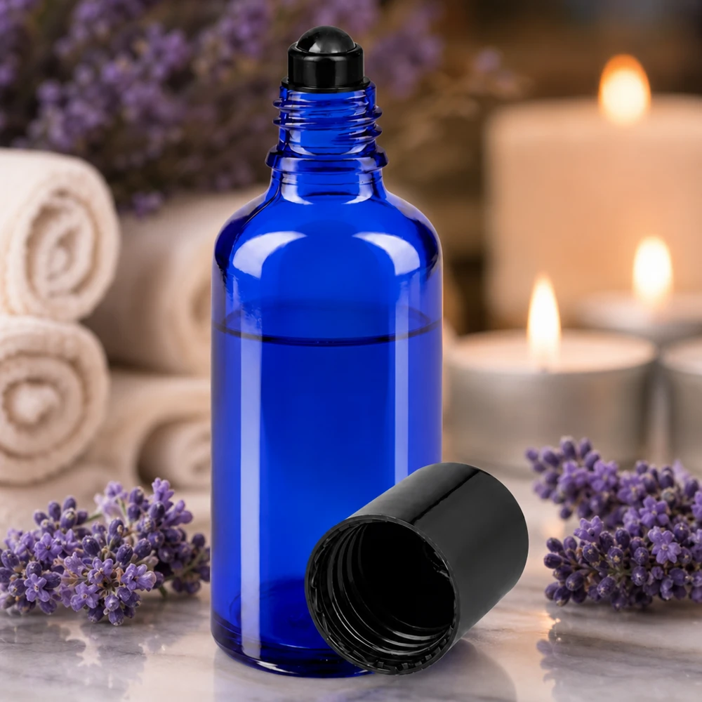 Flacone roll-on da 50 ml in vetro protettivo blu cobalto con applicatore a sfera nero per aromaterapia