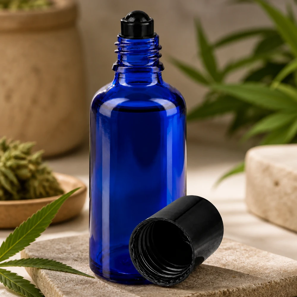 Flacone roll-on blu cobalto da 50 ml con sfera nera per oli essenziali e prodotti al CBD