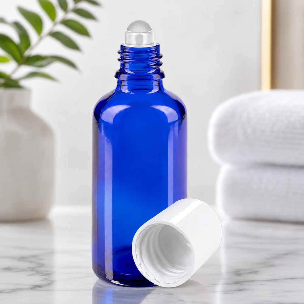Fiaschetta cilindrica da 50 ml in vetro da farmacia di colore blu, con sfera rotante applicata e tappo bianco aperto