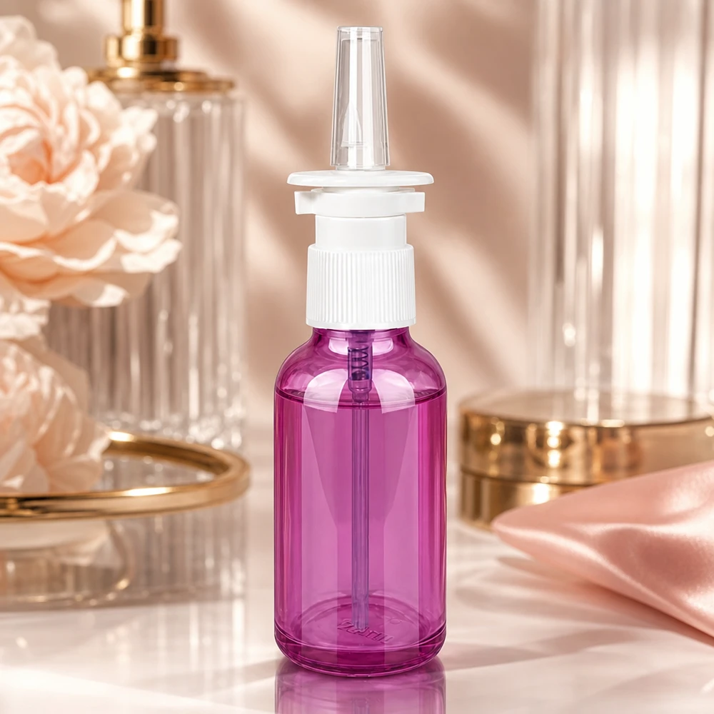 Flacone spray nasale da 30 ml bianco/trasparente standard PurpleLine. UT18/30 Robusto flacone per spray nasale da 30 ml con finitura viola e resistente sistema di nebulizzazione a pompa bianca.
