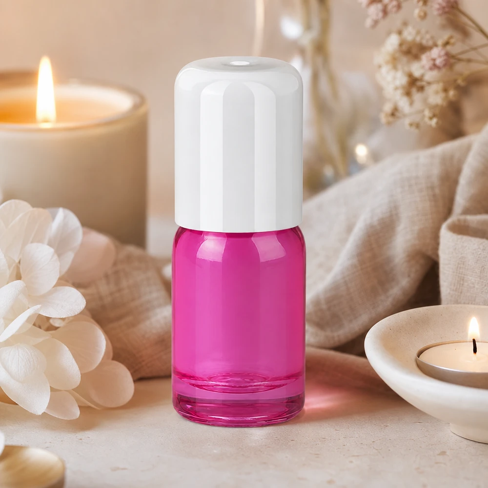 Flacone roll-on da 5 ml in vetro di colore magenta per conservare con stile le essenze.
