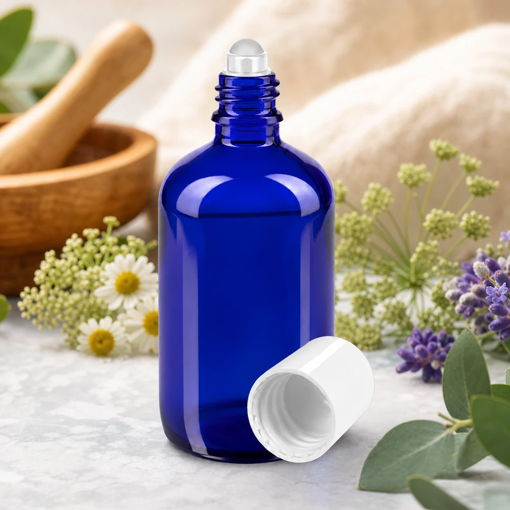 Flacone per deodorante stick in vetro blu 100 ml, roll-on vuoto Flacone roll-on ApoGlas blu da 100 ml con erbe e un mortaio di legno sullo sfondo