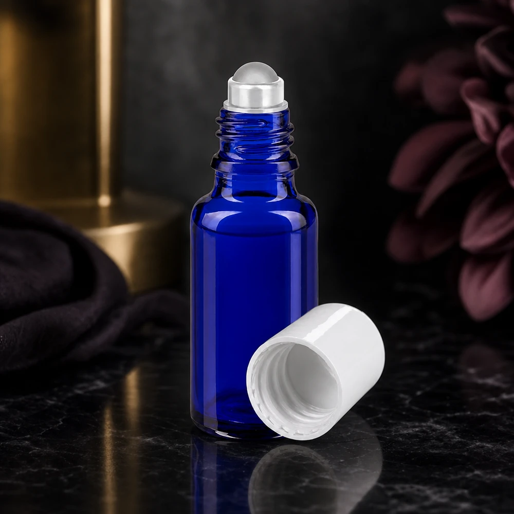 Flacone roll-on blu da 20 ml con tappo a vite bianco, realizzato in vetro da farmacia di alta qualità, con apertura laterale